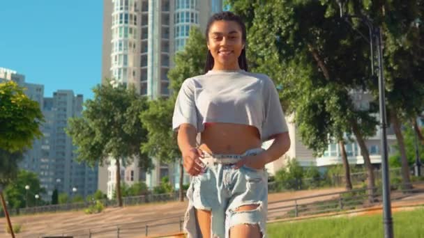Afrykanka amerykański kobieta spacery patrząc aparat uśmiechnięty szczęśliwy styl życia — Wideo stockowe