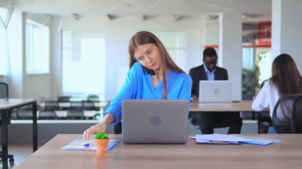 Gerente atractivo en el espacio abierto trabajador de oficina en la empresa de puesta en marcha — Vídeos de Stock