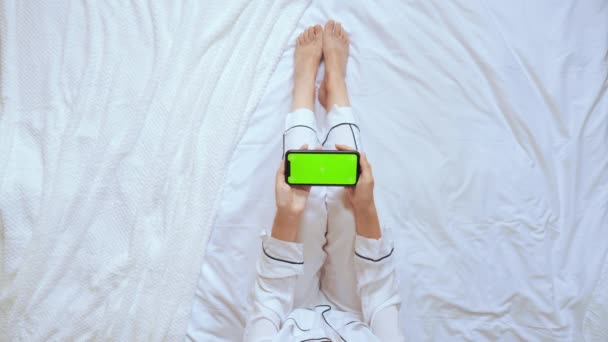Вид зверху невпізнавана жінка використовує смартфон із зеленим екраном — стокове відео