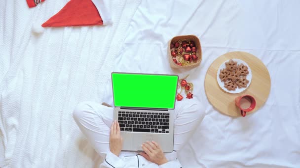 Üst düzey kadın yeni yılda yatak odasında bilgisayar kullanıyor. — Stok video