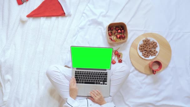 Top view vrouw met behulp van computer in slaapkamer nieuwjaar tijd — Stockvideo