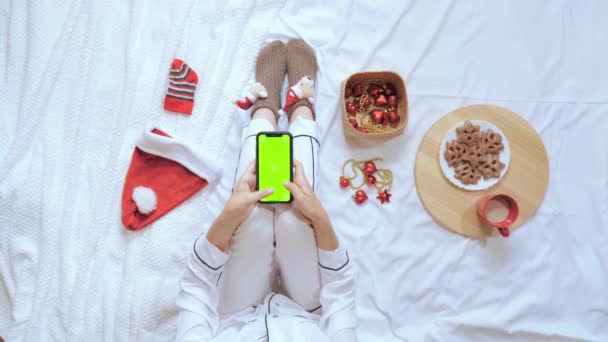 Top view kobieta używać mobilne w sypialni Wigilia Bożego Narodzenia — Wideo stockowe