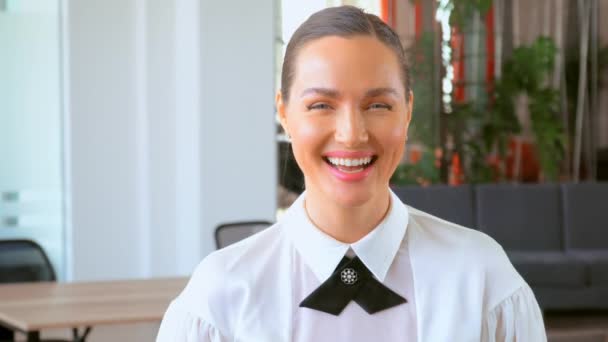 Trabalhador de escritório feminino feliz — Vídeo de Stock