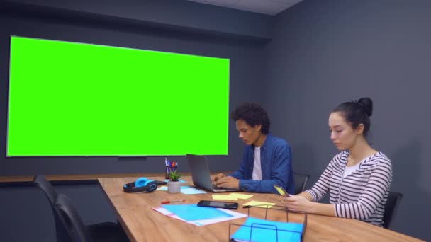 Работники офиса делают свою работу в конференц-зале — стоковое видео