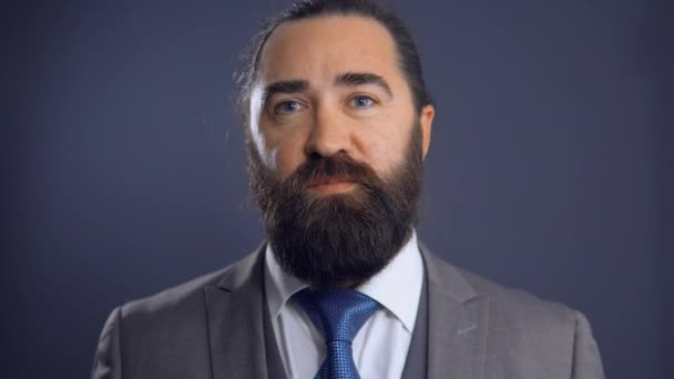 Gri takım elbise olgun sakallı işadamı — Stok video
