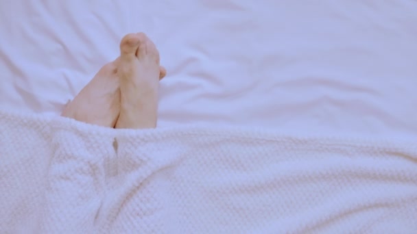 Close-up Kaukasische man voeten in slaapkamer — Stockvideo