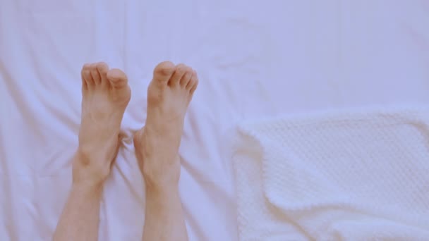 Detalles chico piernas en la cama — Vídeos de Stock