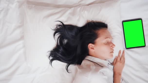 大人の白人女性がベッドで寝ていて — ストック動画