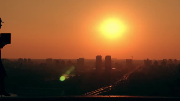 Woman engineer use computer outdoors cityscape at sunrise — Stock Video