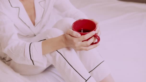 Detaljer kvinnlig i sovrummet på morgonen — Stockvideo