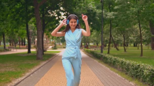 Elegante mujer joven bailando al aire libre — Vídeo de stock