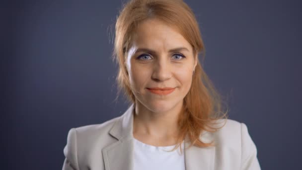 Close-up gezicht roodharige vrouw op zoek camera glimlachen — Stockvideo