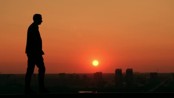 Zakenman poseren buiten schilderachtige stad bij de dageraad — Stockvideo