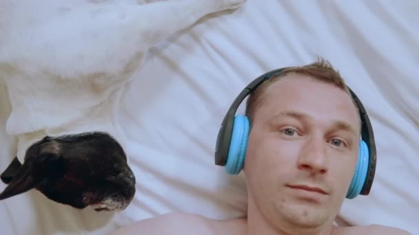 Gros plan visage mâle avec chien profiter de la musique — Video