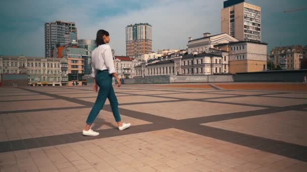 Joven hembra saliendo al aire libre — Vídeo de stock