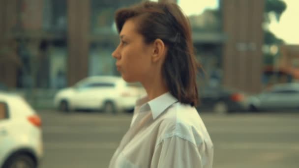 Доросла жінка гуляє в місті — стокове відео