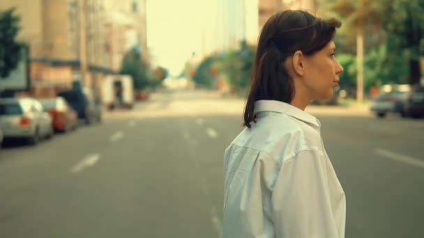 Кавказская женщина гуляет по городу — стоковое видео