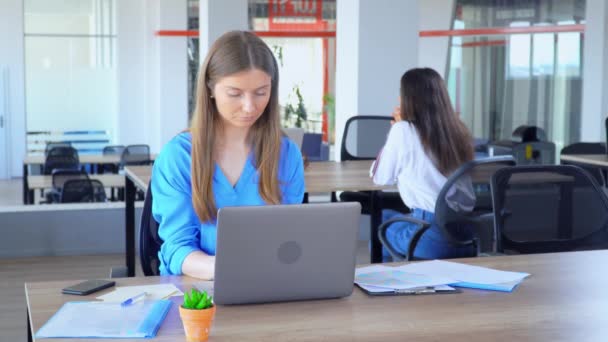 Atractivo gerente dice buenas noticias en el espacio abierto oficinista en la empresa de puesta en marcha — Vídeo de stock