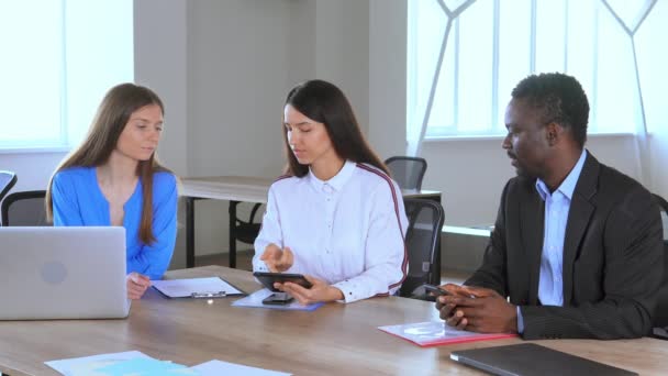 Diverse medewerkers in gesprek tijdens de bijeenkomst — Stockvideo