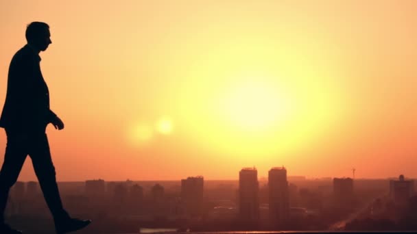 Mann geht bei Sonnenaufgang ins Freie — Stockvideo