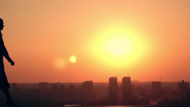 Mujer en chaqueta posando al amanecer paisaje urbano — Vídeo de stock