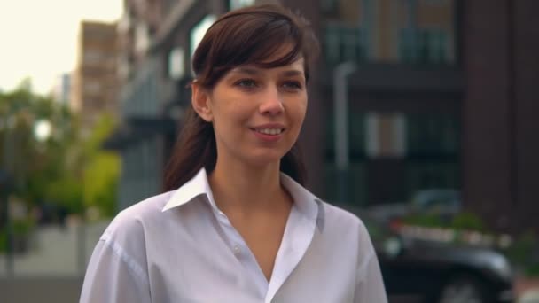 Boldog nő sétál a városban — Stock videók
