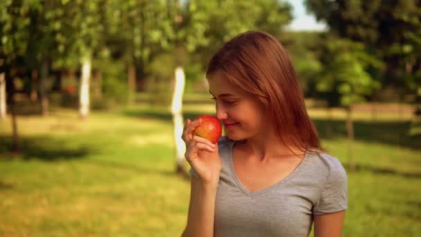 女性喜欢户外水果 — 图库视频影像