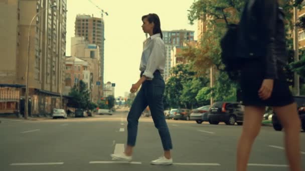 Пешеход в современном городе — стоковое видео
