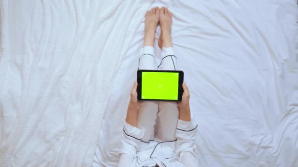 Femmina in pigiama bianco utilizzare gadget trascorrere la mattina a casa — Video Stock