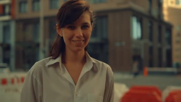 Крупним планом біла жінка з щасливою посмішкою на відкритому повітрі — стокове відео