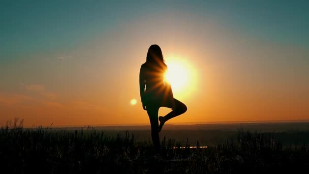 Mulher meditando ao nascer do sol — Vídeo de Stock