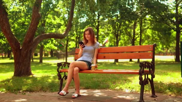 Millennial lunchtime in city park — Stockvideo