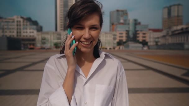 Посміхаючись молода бізнес-леді на відкритому повітрі — стокове відео