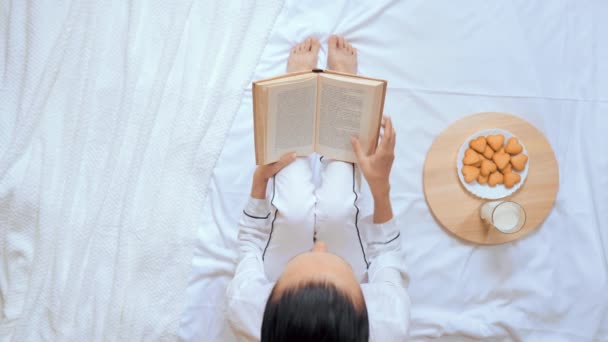 Výše pohled běloška žena tráví čas v posteli — Stock video