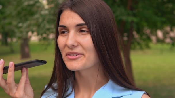 Kaukaska kobieta dyktuje a wiadomość używać komórka — Wideo stockowe