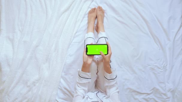 Üst görünüm tanımlanamayan kadın elinde yeşil ekranlı akıllı telefon tutuyor — Stok video