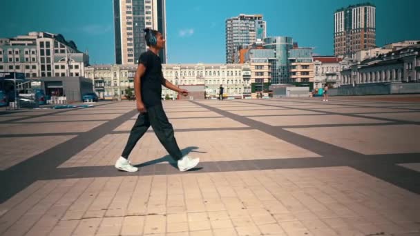 Gutaussehender Typ tanzt auf dem Platz — Stockvideo
