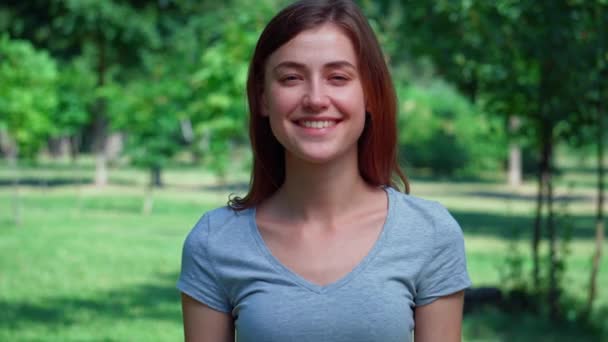 Портрет счастливая женщина на открытом воздухе — стоковое видео