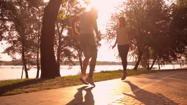 Pareja haciendo ejercicio en el parque de la ciudad — Vídeo de stock