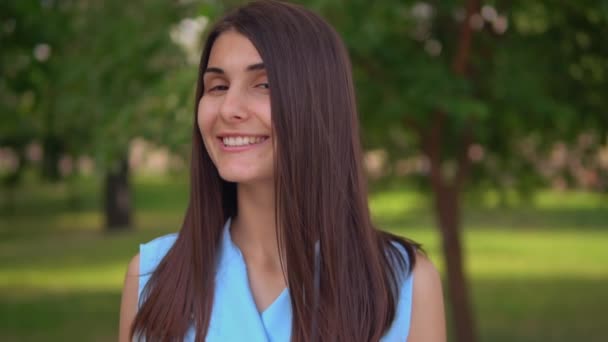 Retrato mulher alegre no parque — Vídeo de Stock