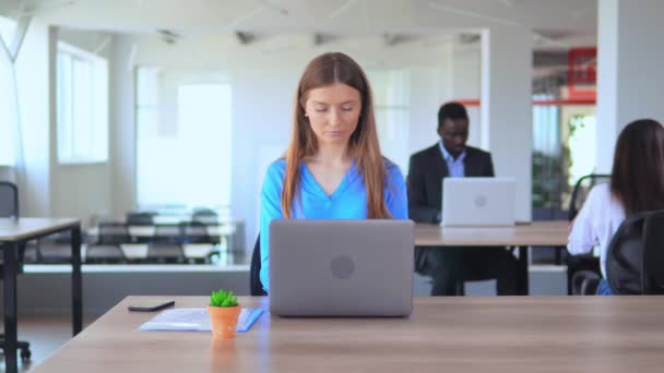Manager sovraccarico di lavoro si sentono emicrania in ufficio open space lavoratore in start up aziendale — Video Stock