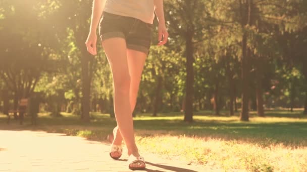 Weibliche Beine im Sonnenlicht aus der Nähe betrachten — Stockvideo