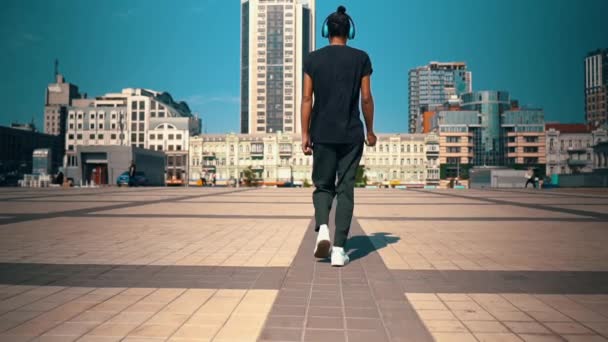 Joven bailando en la carrera al aire libre — Vídeo de stock