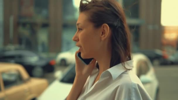 Donna adulta che parla per telefono passeggiate in città — Video Stock