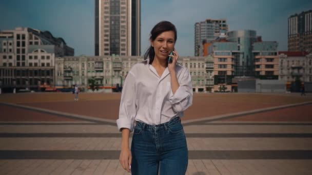 Kaukázusi nő sétál a városban — Stock videók