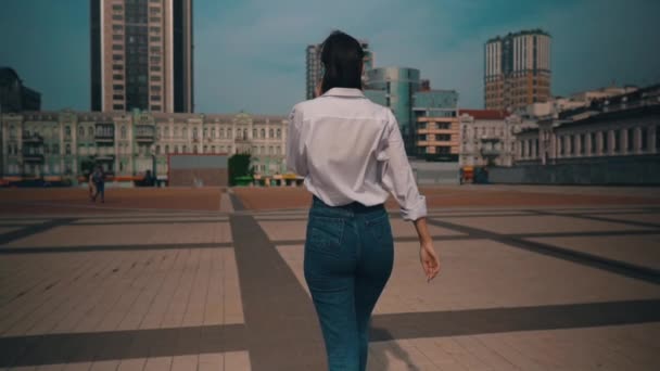 Mujer de negocios en camisa blanca y vaquero utilizar paseos móviles en la ciudad — Vídeo de stock