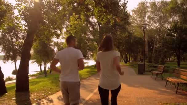 Vista posteriore donna e uomo correre fuori — Video Stock