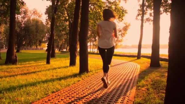 Feminino jogging ao ar livre — Vídeo de Stock