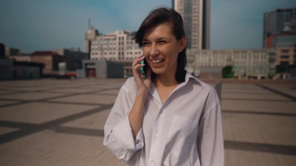 Alegre hembra usando móvil en ciudad — Vídeos de Stock