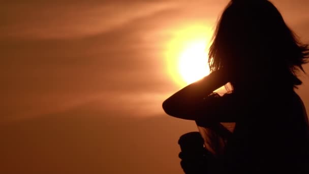 Nahaufnahme Dame genießen Blick auf Sonnenaufgang — Stockvideo